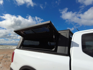 Hardtop Contour noir lisse avec fenêtre Toyota Tacoma Gen 3 benne longue Alu-Cab